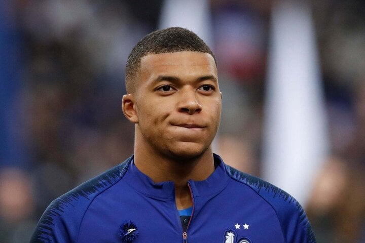 Mbappe thu hút thêm 15 triệu người theo dõi trên Instagram sau buổi lễ ra mắt Real Madrid trên sân Bernabeu. Bức ảnh Mbappe chụp cùng chiếc Siêu cúp Châu Âu hiện có hơn 10 triệu lượt thích. Mbappe cũng là 1 trong 2 cầu thủ duy nhất trong danh sách này còn thi đấu tại Châu Âu.