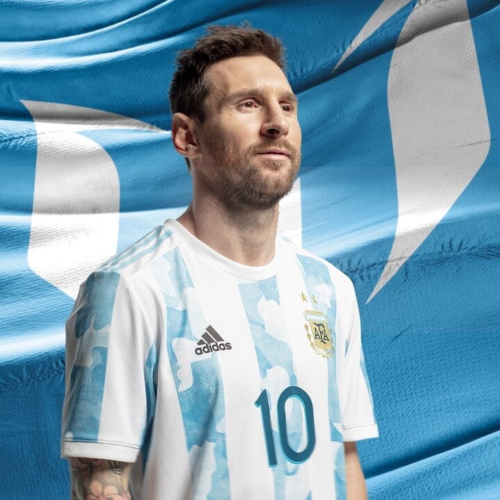 Messi là cầu thủ được theo dõi nhiều thứ 2 trên mạng xã hội Instagram, với 504 triệu người theo dõi. Bức ảnh ăn mừng chức vô địch World Cup 2022 của Messi vẫn là bài viết có nhiều lượt thích nhất trên Instagram (75,2 triệu lượt thích). Thời điểm Argentina vô địch thế giới, Whatsupp ghi nhận số lượt tương tác kỷ lục, với 25 triệu tin nhắn mỗi giây trên nền tảng này.