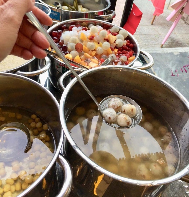 Chè bột lọc heo quay được nhiều du khách chọn thưởng thức khi tới Huế. (Ảnh: Phương Trần)