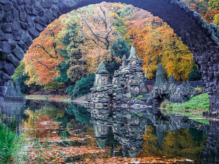 Cây cầu gắn liền với nhiều truyền thuyết bí ẩn. (Ảnh: Hang Van)