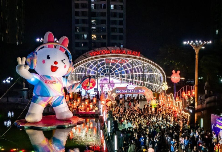 Hàng ngàn người đổ về Vincom Mega Mall Times City để chiêm ngưỡng công trình.