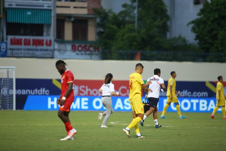 Bước vào trận đấu, các cầu thủ Shan United vấp phải lối chơi giàu sức mạnh và quyết tâm từ chủ nhà Thanh Hóa. Họ liên tục nằm sân và cần sự chăm sóc của nhân viên y tế.