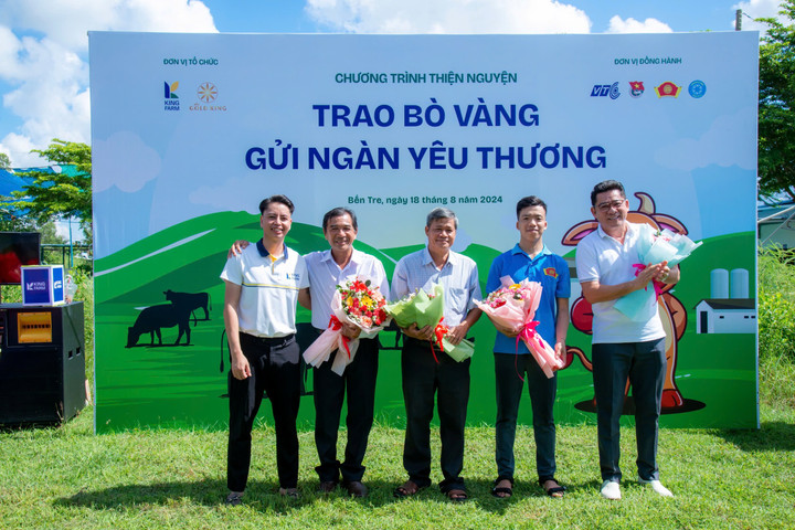 Đại diện Công ty Cổ phần Tập đoàn King Farm tặng hoa tri ân đơn vị đồng hành.