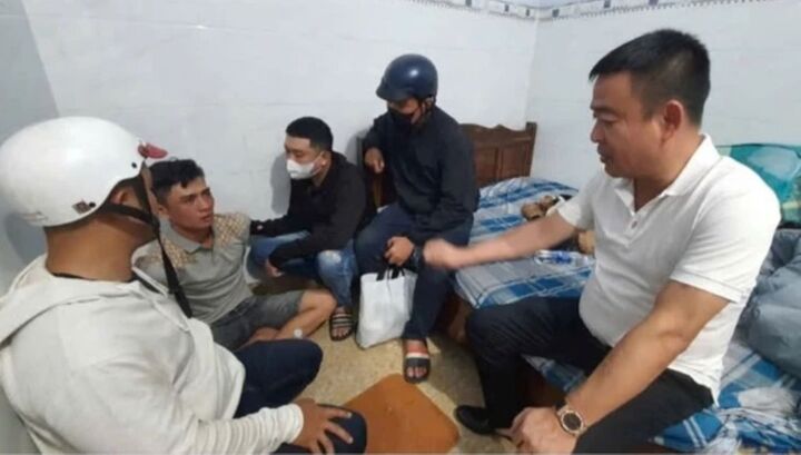 Cơ quan công an bắt giữ Nguyễn Văn Sự (mặc quần ngắn).