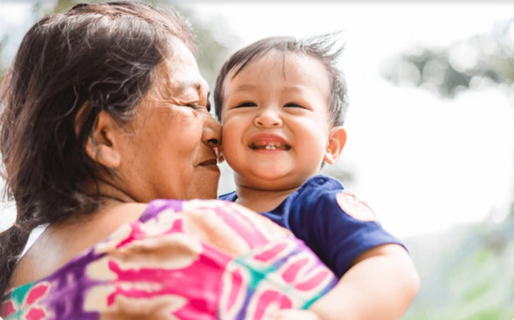 Tôi là người dành nhiều thời gian cho cháu nội nhất, đến nỗi cháu bám bà hơn bám mẹ. (Ảnh: Shutterstock)