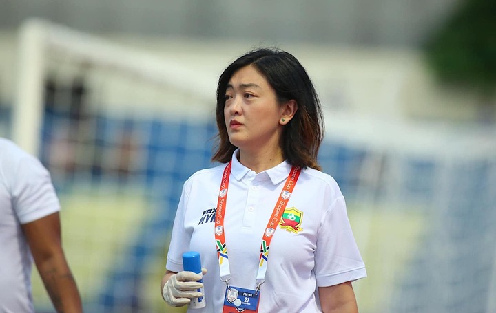 Ít ai biết rằng May Yu Naing sở hữu một doanh nghiệp riêng hoạt động trong mảng y tế. Cô là doanh nhân và kiếm được nhiều tiền nhưng vẫn quyết định làm việc tại Shan United.