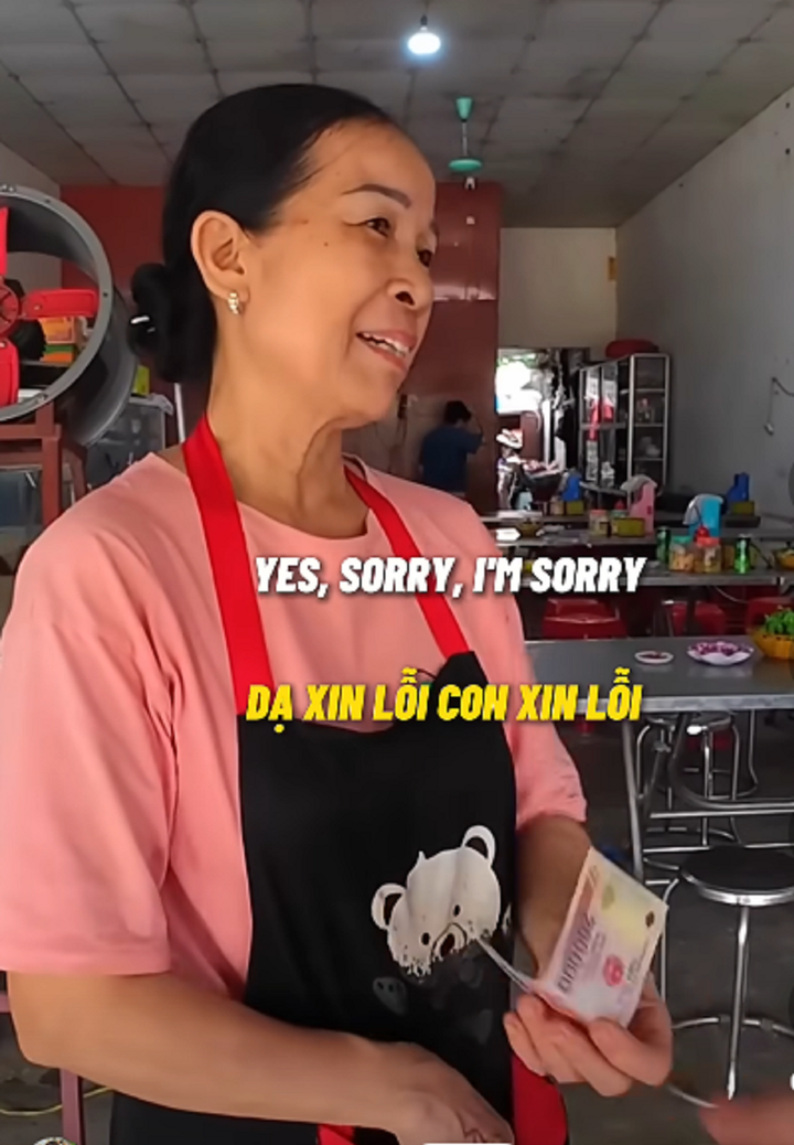 Chủ quán bún chả không trách mà còn sợ khách vất vả. (Ảnh cắt từ clip)