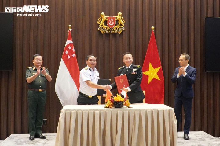 Hai Trưởng đoàn chứng kiến trao Thỏa thuận hợp tác quốc phòng giữa hai bên.