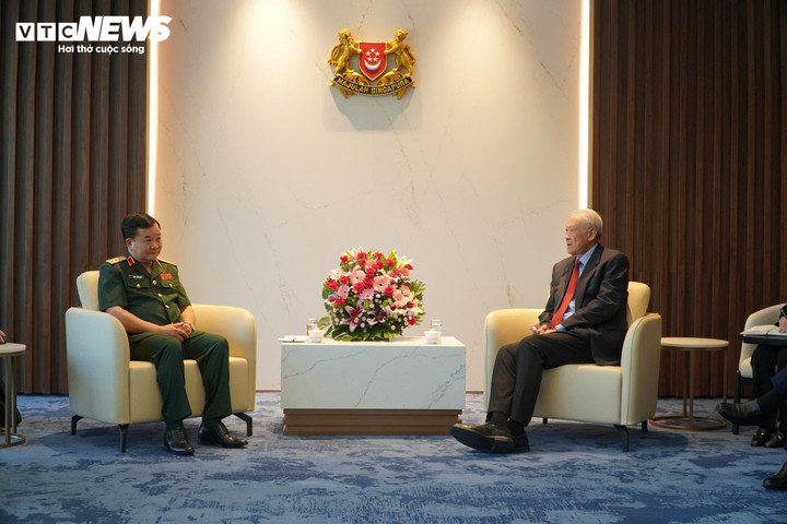Thượng tướng Hoàng Xuân Chiến trao đổi với ngài Ng Eng Hen, Bộ trưởng Bộ Quốc phòng Singapore.