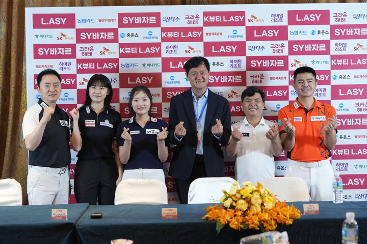 VĐV Nguyễn Ngọc Trị (thứ 2 từ phải sang) giao lưu với các VĐV Hàn Quốc tại buổi gặp gỡ báo chí chiều 22/8.