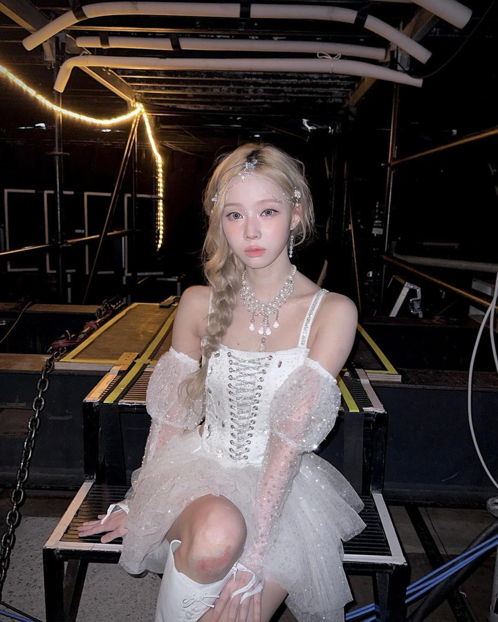 Winter (aespa) bị thương ở chân sau sự cố với thang máy trong concert.