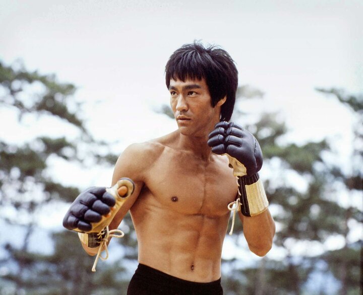 4. Lý Tiểu Long (sinh ngày 27/11/1940 – mất ngày 20/7/1973) là người sáng tạo môn võ Jeet Kune Do (Tiệt Quyền Đạo). Sức ảnh hưởng của ông đối với võ thuật thế giới là rất lớn. Lý Tiểu Long về cơ bản đã giới thiệu võ thuật Trung Quốc ra thế giới. Ông là người tạo ra sự bùng nổ võ thuật trong những năm 70 của thế kỷ trước, truyền cảm hứng cho hàng triệu người theo học mọi loại võ thuật. Tuy nhiên, đóng góp lớn nhất của Lý Tiểu Long theo tạp chí Mixed Martial Arts, chính là giải phóng võ thuật khỏi rào cản của các quy tắc của võ thuật truyền thống. Lý Tiểu Long đã để lại một di sản rằng chân lý trong võ thuật không nằm trong các hệ thống cố định. Ông đã cho thế giới thấy một cuộc thi có các võ sĩ đeo găng tay, sử dụng đòn đánh đứng, vật và khóa siết. Nói một cách ngắn gọn, Lý Tiểu Long đã dọn đường để thế giới đón nhận võ thuật tổng hợp (MMA). Không phải ngẫu nhiên mà Chủ tịch UFC Dana White khẳng định Lý Tiểu Long là cha đẻ của MMA.