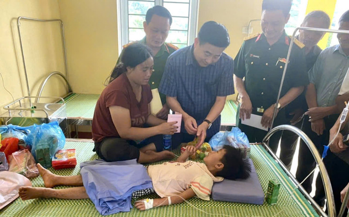 Ông Hà Đức Anh - Chủ tịch UBND huyện Văn Yên đến thăm hỏi, động viên cháu Lâm và gia đình.