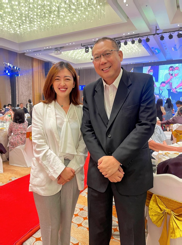 Là một doanh nhân, May Yu Naing sở hữu phong cách thời trang lịch sự, nhã nhặn mỗi khi dự các sự kiện quan trọng.