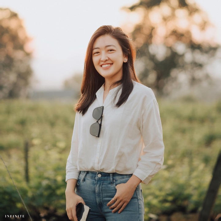 Cô sở hữu nụ cười tươi và trẻ hơn khá nhiều so với độ tuổi 36 của mình.