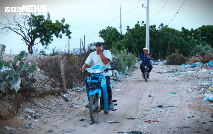 Nhiều người dân sống quanh khu vực đều phải mang khẩu trang, bịt mũi khi đi qua các cơ sở hấp cá.