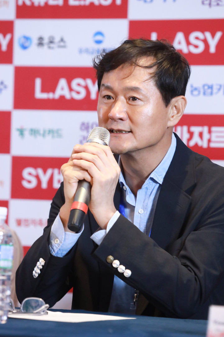 Ông Lee Hee-jin - Phó chủ tịch PBA phát biểu tại buổi gặp gỡ báo chí chiều 22/8.