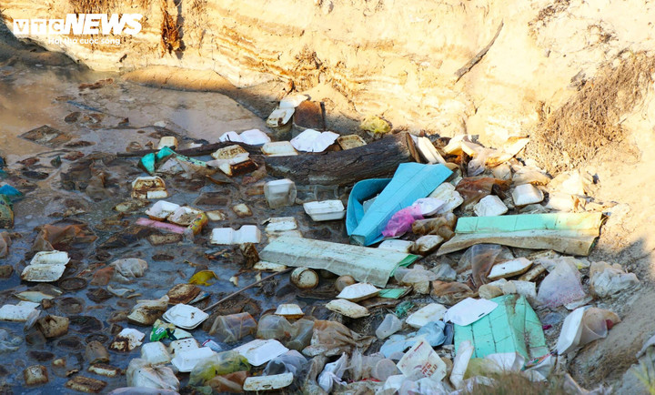 Không chỉ có mùi hôi thối nồng nặc, lượng rác thải ra không được xử lý của các lò hấp cá ngày càng nhiều.