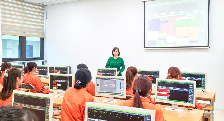 Sinh viên học Thiết kế trang phục trên máy tính với phần mềm thiết kế chuyên ngành của hãng Lectra.