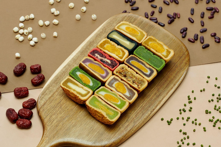 Hương vị đặc sắc trong hộp quà Kim Ngọc của Momi Moon Cake.