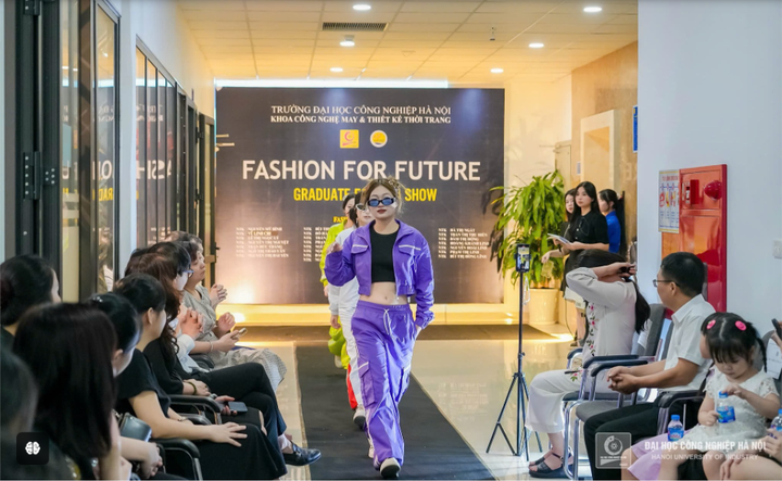 Sản phẩm do sinh viên ngành Công nghệ dệt, may tự thiết kế, thực hiện mẫu và trình diễn