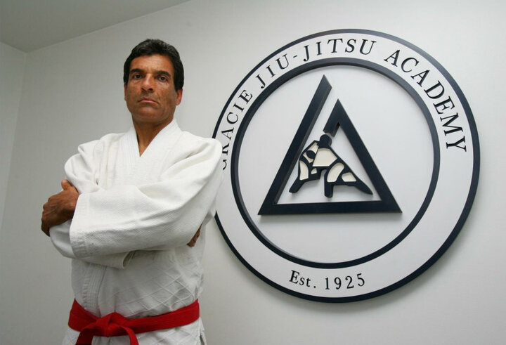 3.Rorion Gracie: Võ sĩ nổi tiếng nhất thế giới ở môn Jiu-Jitsu Brazil. Anh trai của Royce, Rickson được xem là võ sĩ giỏi nhất trong gia đình. Và môn võ này đã được cha của Royce, Helio, hoàn thiện. Nhưng người đưa Jiu-Jitsu Brazil ra thế giới lại là Rorion Gracie (sinh ngày 10/1/1952). Rorion Gracie đã đưa Jiu-Jitsu Brazil (BJJ) ra thế giới bằng cách đồng sáng lập Ultimate Fighting Championship (UFC) và để em trai Royce tham gia và giành chiến thắng. Ý tưởng của Rorion rất đơn giản, thay vì ngồi nói về hiệu quả của môn võ, hãy tổ chức các trận đấu thực sự để kiểm tra. Từ đó, UFC đã ra đời và mở ra một cuộc cách mạng nhanh nhất trong huấn luyện võ thuật trong lịch sử. Vì vậy, mặc dù Rorion không sáng lập ra một môn võ nào, ông vẫn được xem là võ sĩ có ảnh hưởng lớn thứ 3 trong 100 năm qua.