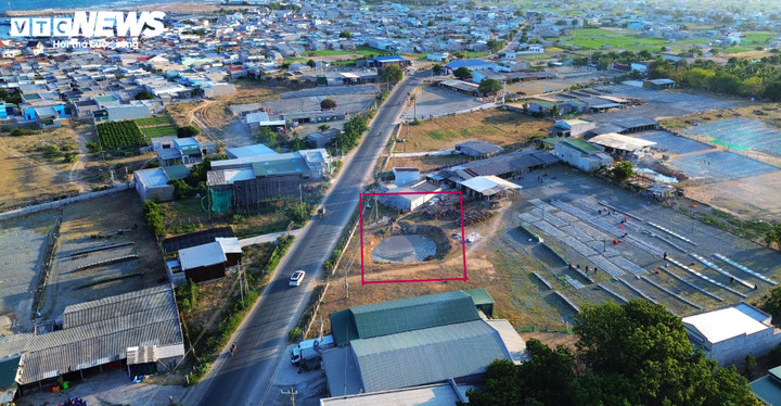 Hầu như mỗi cơ sở hấp cá đều có một hồ chứa thải lộ thiên.