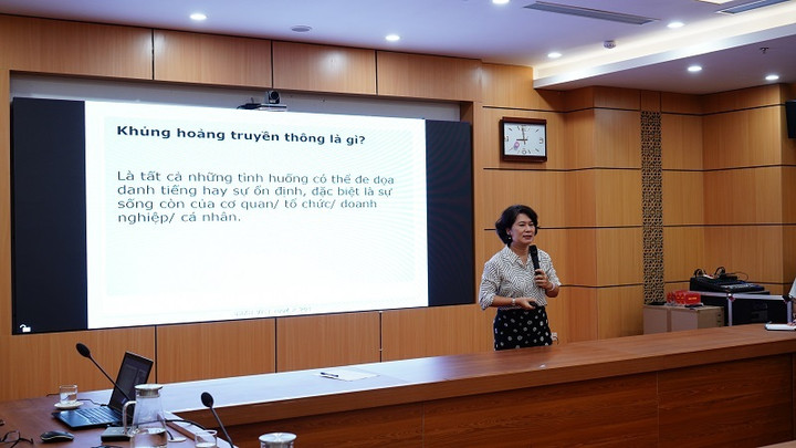 Bà Nguyễn Thu Hà, Phó Giám đốc Trung tâm sản xuất và phát triển nội dung số VTV, Đài Truyền hình Việt Nam, chia sẻ tại hội nghị.