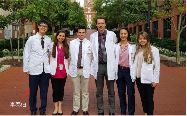 Nhờ nỗ lực hết mình, Lý Thái Bá đã thành công du học nước ngoài. (Ảnh: Sohu)