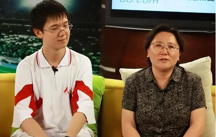 Lý Thái Bá nộp đơn xin vào 11 trường đại học nổi tiếng trên thế giới nhưng đều bị từ chối. (Ảnh: Sohu)