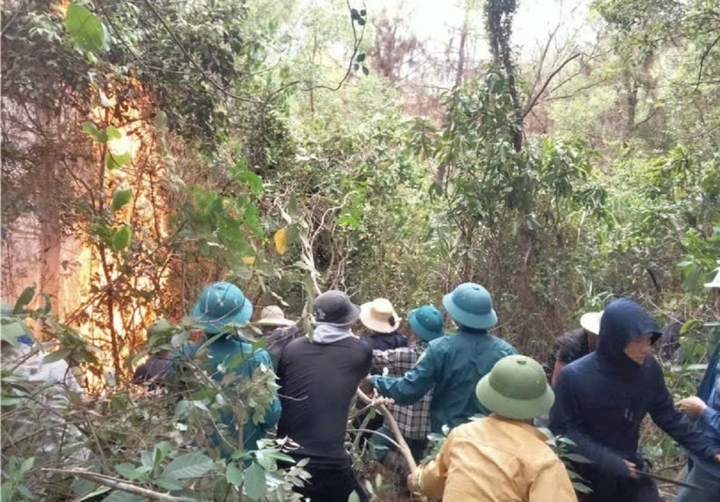 Lực lượng chức năng tham gia dập lửa tại đám cháy rừng. (Ảnh: B.P)