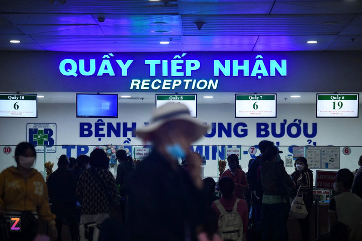 Vì lo sợ tình trạng quá tải và sợ khám muộn, nhiều người đến đăng ký khám bệnh vào giờ "gà chưa gáy". (Ảnh: Duy Hiệu)