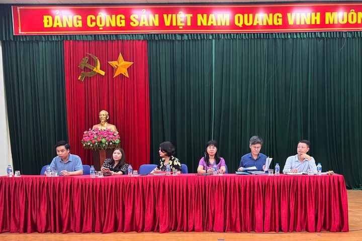 Đại diện UBND quận Nam Từ Liêm và Phòng GD&ĐT trả lời phụ huynh.