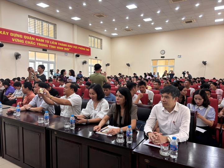 Rất đông phụ huynh có mặt từ khá sớm để được nghe trực tiếp về kế hoạch tuyển sinh tại trường Tiểu học Tây Mỗ 3.