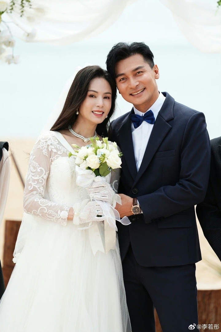 Lý Nhược Đồng và àn em kém 16 tuổi.