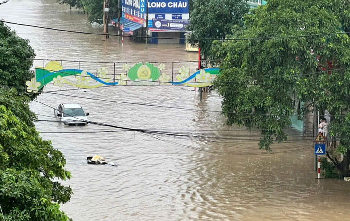 Nhiều tuyến phố thành sông sau trận mưa lớn.