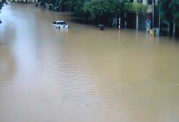 Giao thông tê liệt trong sáng 23/8.