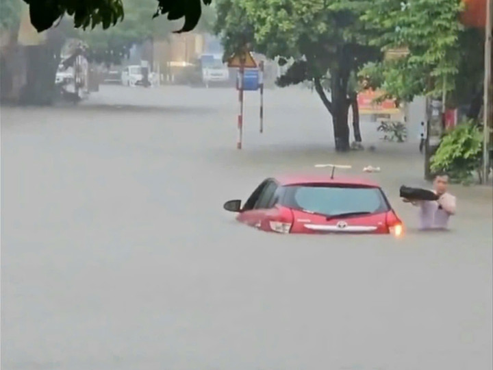 Nước ngập ngang gương ô tô.