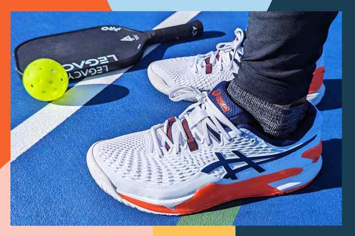Giày pickleball có đế giày, đệm êm để bảo vệ đôi chân của người chơi.