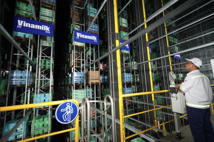 Kho thông minh của nhà máy Vinamilk được vận hành tự động bởi robot theo sự điều khiển của máy chủ.