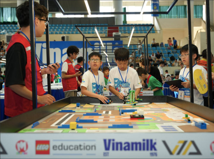 Các thí sinh hào hứng tranh tài, chinh phục thử thách tại cuộc thi Robotacon WRO 2024.