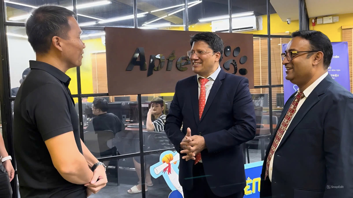 Ông Atul Jain (cà vạt đỏ) và ông Kallol Mukherjee gặp gỡ ông Chu Tuấn Anh, Giám đốc Hệ thống Đào tạo Lập trình viên quốc tế Aptech.