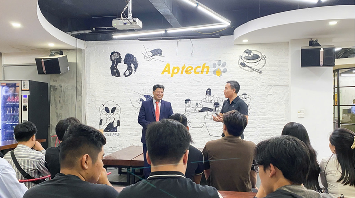 Ông Atul Jain giao lưu cùng sinh viên Aptech tại địa chỉ 285 Đội Cấn.