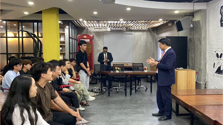 Ông Atul Jain giải đáp thắc mắc của sinh viên Phạm Duy Nam.