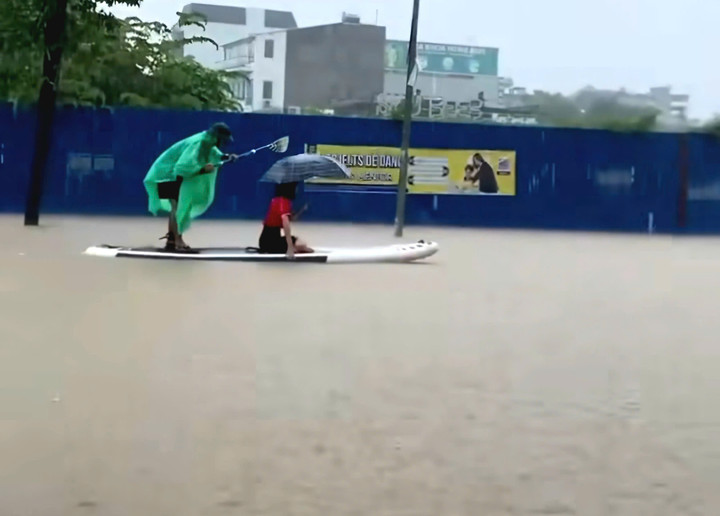 Đường phố biến thành sông sau trận mưa lớn nhất từ đầu mùa ở TP Thái Nguyên.