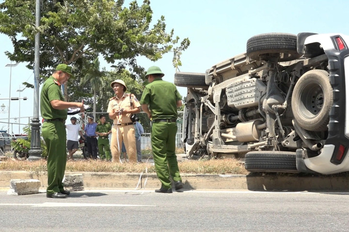 Ô tô con 7 chỗ ngồi lật nghiêng sau va chạm với xe taxi.