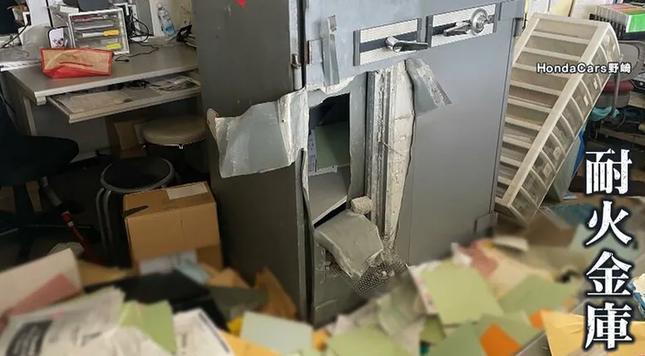 Chiếc két sắt trong đại lý Honda bị phá hủy. (Ảnh: FNN)