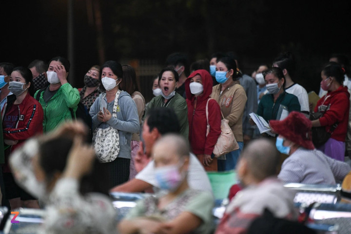 Bệnh nhân xếp hàng dài trước quầy đăng ký khám bệnh, Bệnh viện Ung bướu TP.HCM, lúc 4h sáng. (Ảnh: Duy Hiệu)