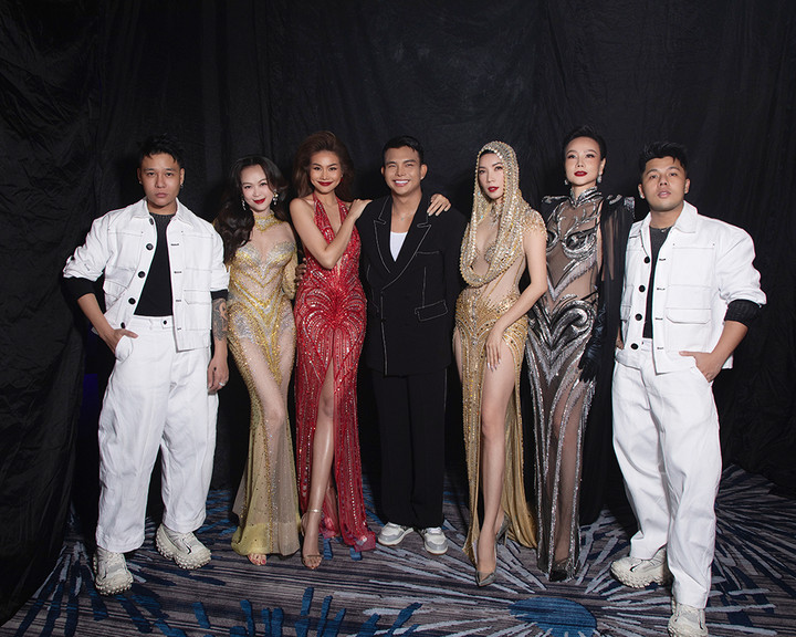 Nữ siêu mẫu cho biết cô rất xúc động khi hiếm hoi gặp lại nhiều bạn diễn cùng thời và được ôn lại những kỷ niệm của 20 năm trước.