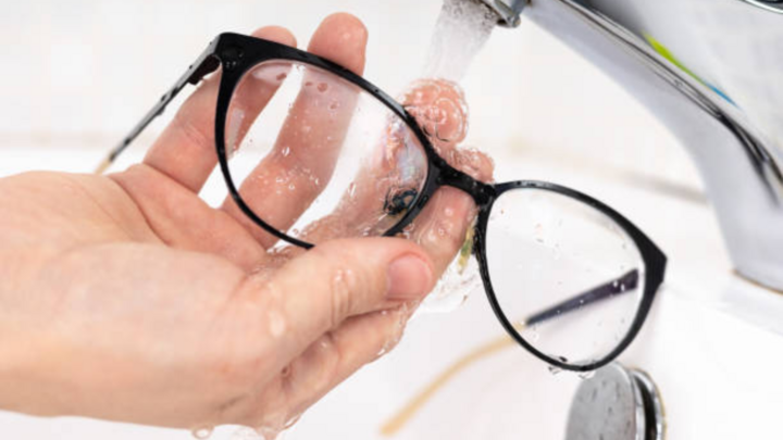 Ngâm kính mắt trong nước có tác dụng gì? (Ảnh minh hoạ: Istock)